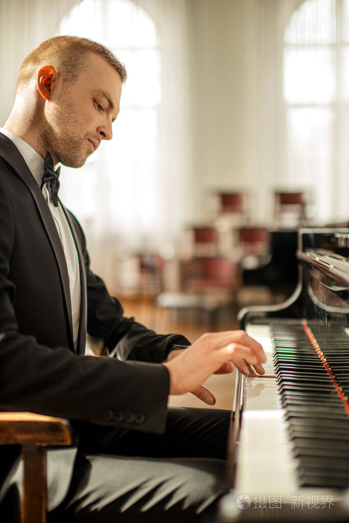 年轻有才华的男性专业弹钢琴