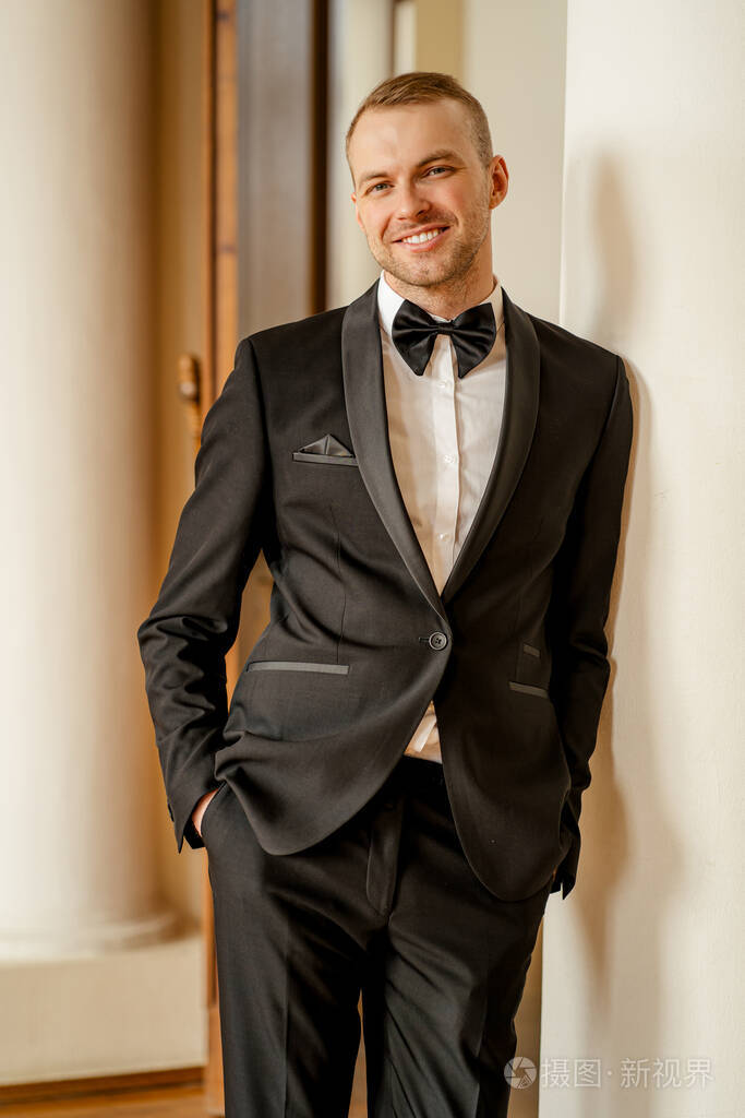 西装革履优雅的白人男性肖像