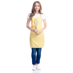 穿着黄色围裙的女人手里拿着厨房搅拌器的花冠