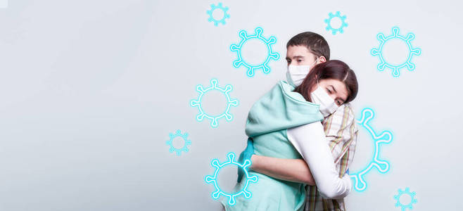 戴着医用面罩和医用手套的男人和女人互相拥抱。
