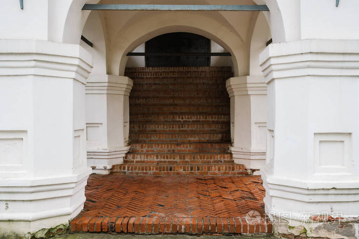 中世纪庄园的主入口有砖台阶和白色柱子