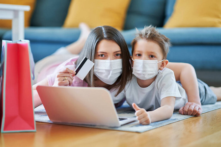 冠状病毒流行期间母婴网上购物照片