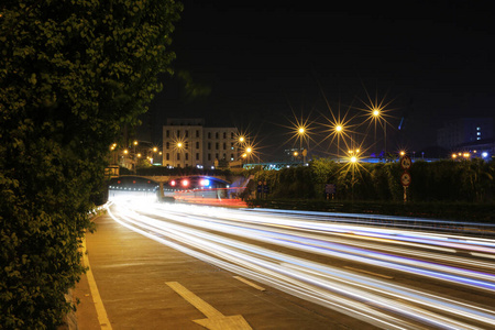 暴露 车辆 地标 运输 街道 建筑学 发光 开车 公路 风景