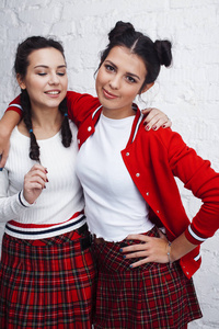 女孩在一起玩得开心,在白色的背景上摆出感性的姿势,美女们开心的微笑