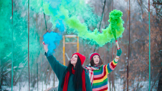 两个年轻女子在桥上玩绿色和蓝色