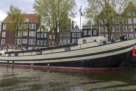 荷兰阿姆斯特丹普林森格拉特运河上的船屋