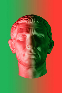 盖伊朱利叶斯凯撒屋大维奥古斯都雕像。创意概念彩色霓虹灯形象与古罗马雕塑盖朱利叶斯凯撒屋大维奥古斯都的头。网络朋克，蒸汽和