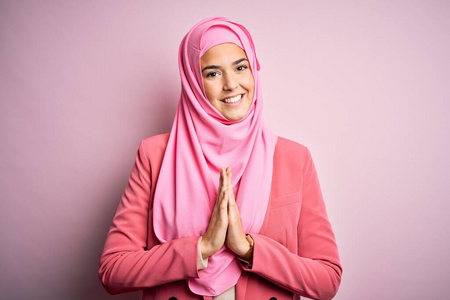 在一起 穆斯林 权力 恳求 希望 粉红色 青少年 头巾 询问