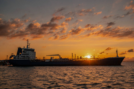 日落特内森韦斯特谢尔德油轮在荷兰港口运输天然气石油和化工产品