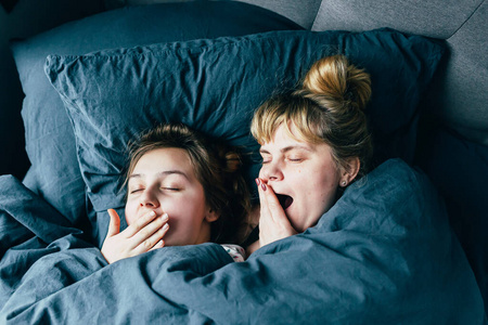 毯子 卧室 枕头 起源 女儿 女人 母亲 可爱的 接吻 睡觉