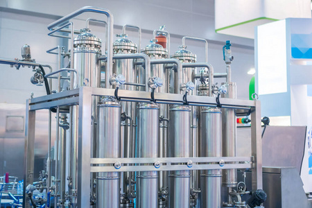 制药厂或展览会上的药品生产设备照片