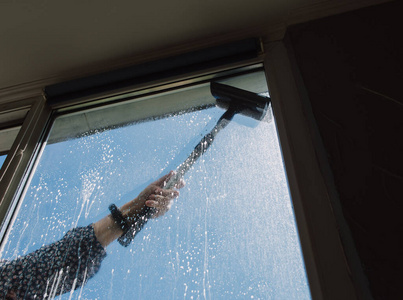 卫生 女人 在室内 窗口 喷雾 工作 活的 清理 玻璃 成人