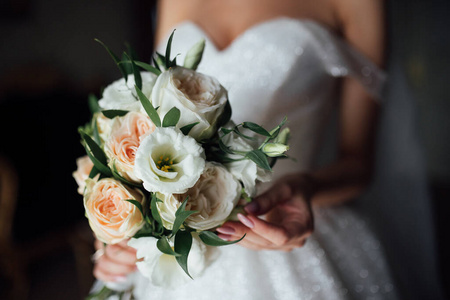 粉红色 成人 浪漫的 新娘 特写镜头 花边 结婚 花的 戒指