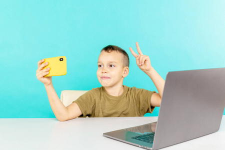 可爱的男孩在远程学习。孩子用视频连接和网上的人聊天。