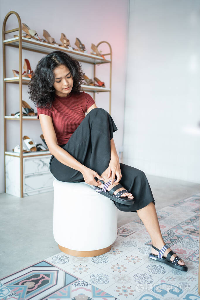 在商店里试鞋的女人