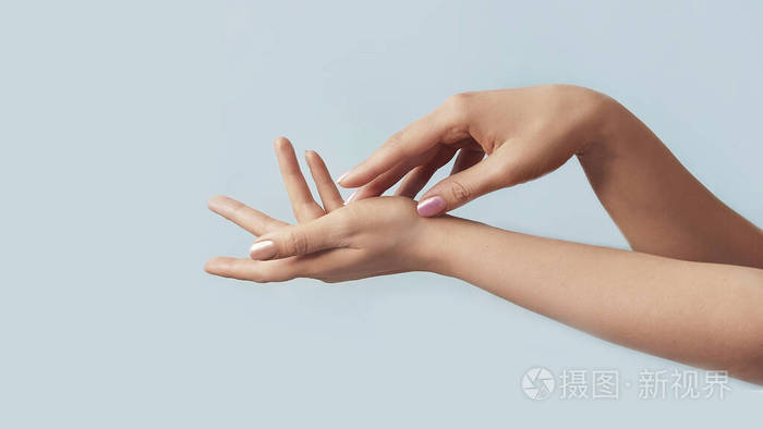 背景是美丽优雅的修剪过的手手部护肤概念