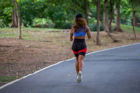 成人 慢跑者 活动 运行 公园 美丽的 女人 训练 女孩