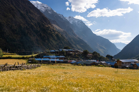 尼泊尔 悬崖 地形 小山 徒步旅行 攀登 美丽的 山谷 峡谷