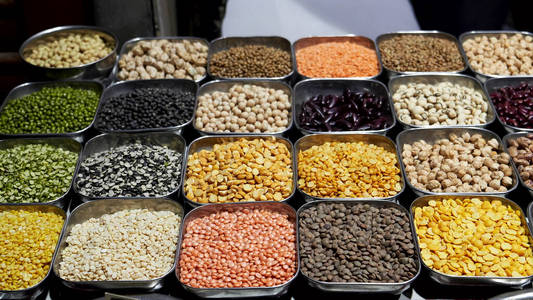 在旧德里的香料市场上出售的各种豆类
