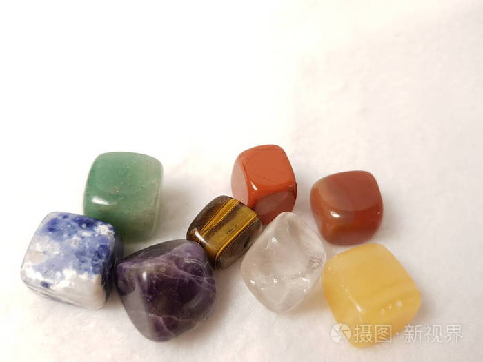 脉轮石 白色背景的天然立方宝石 碧玉 虎眼石 白玉石 青 金石 玛瑙 紫水晶 石英 库存照片水平 有复印空间 适合横幅 广告照片 正版商用图片2cdwys 摄图新视界