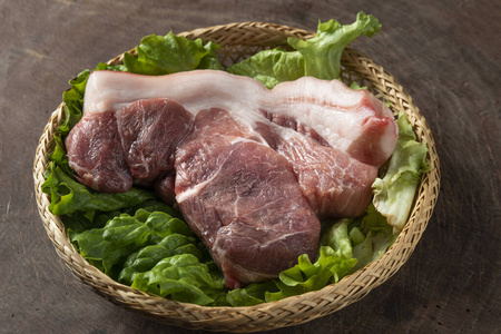 烧烤 生的 桌子 蛋白质 肉片 烹饪 动物 特写镜头 牛肉