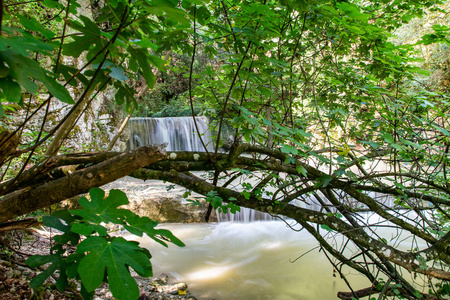 美女 瀑布 假期 流动的 旅游业 公园 环境 旅行 自然