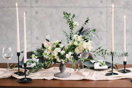 豪华婚礼的餐桌布置和桌上花瓶里的美丽花朵。