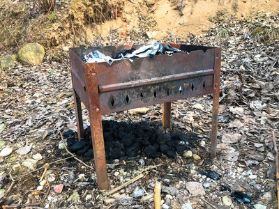 烤肉架用于烹调火上肉，烧烤和户外娱乐陈旧，生锈，铁，金属