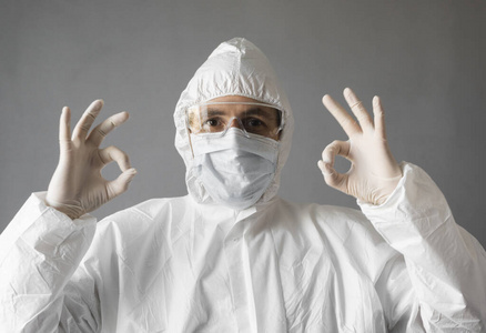 医生手持棉签试管进行2019年ncov分析.冠状病毒试验.