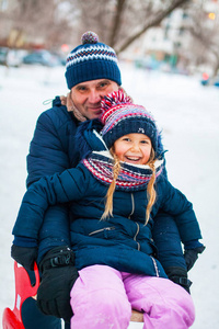 爸爸和女儿在冬天玩雪
