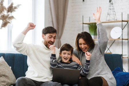 父母与孩子沟通图片