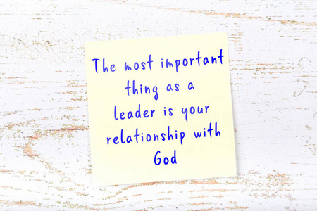 贴在木制墙上的黄色便条,上面写着明智的引语照片