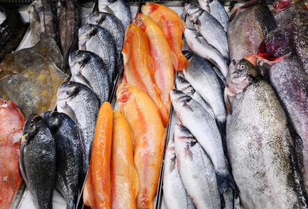 一堆鱼。鱼市场是购买和开发之前，为了了解质量和伟大的味道