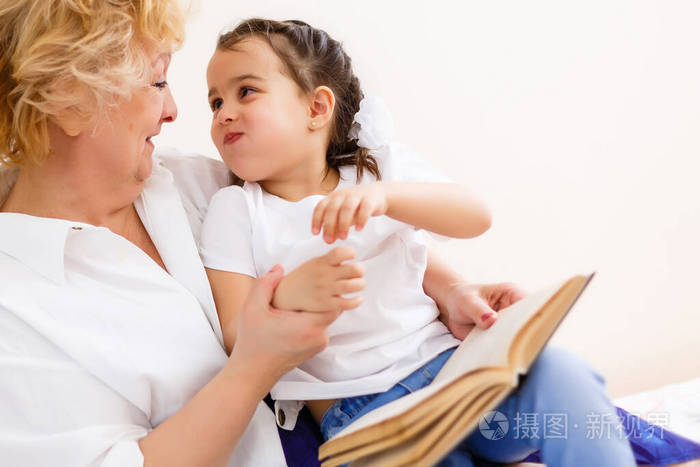 小女孩和奶奶在读有趣的书