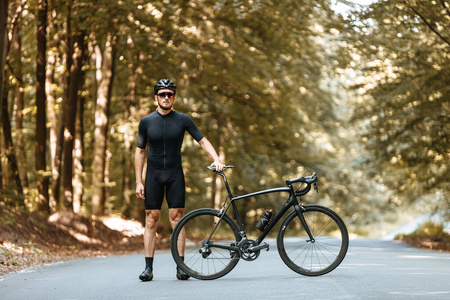 头盔 站立 休息 面对 齿轮 运输 运动 自行车 赛跑 成人