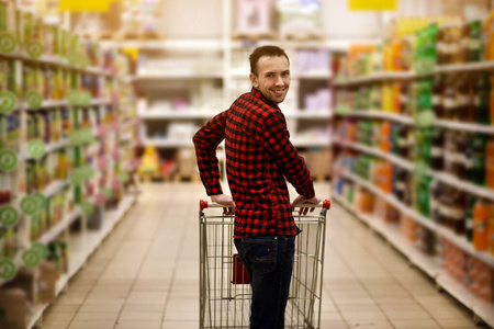 商业 商店 食物 手推车 白种人 篮子 微笑 超市 杂货店