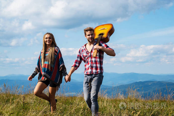 一对相爱的人在营地两个朋友一起散步一起享受时光朋友们去山里旅行一