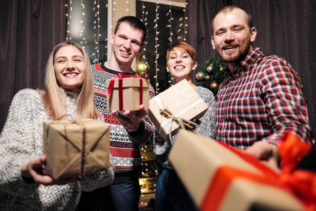 他们互相赠送礼物,欢笑.新年前夜.照片