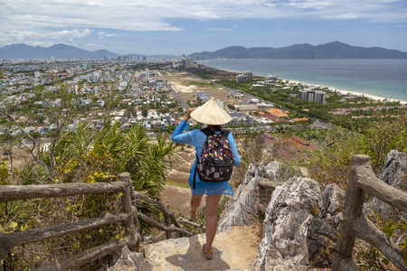 夏天 假期 风景 旅行 阳光 活动 站立 小山 岩石 自由的