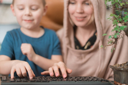 妈妈 技术 起源 宝贝 企业家 因特网 小孩 家庭 在一起