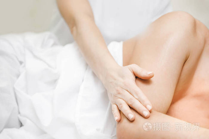 特写手专业背部按摩泰式被动瑜伽美容spa