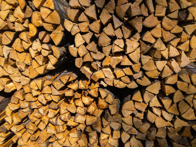 大量堆放的木柴