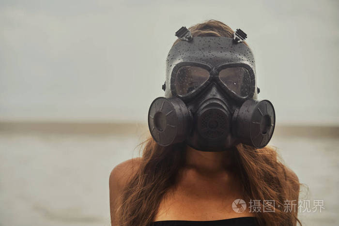 年轻女子戴着防毒面具