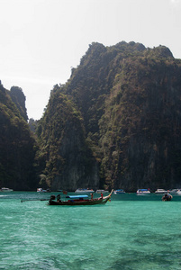 经典的泰国长尾船在菲利泻湖