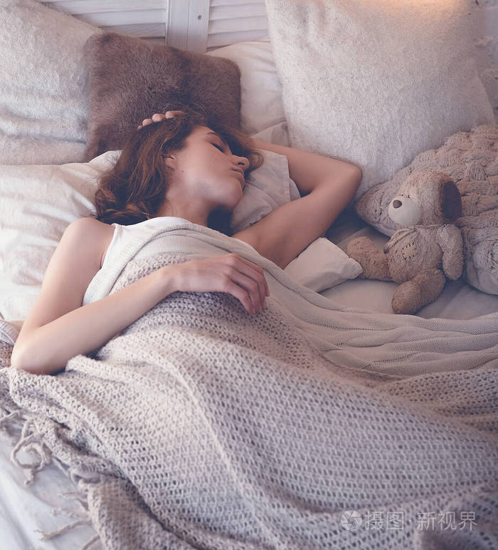 睡在床上的年轻女子照片-正版商用图片2cgia5-摄图新视界