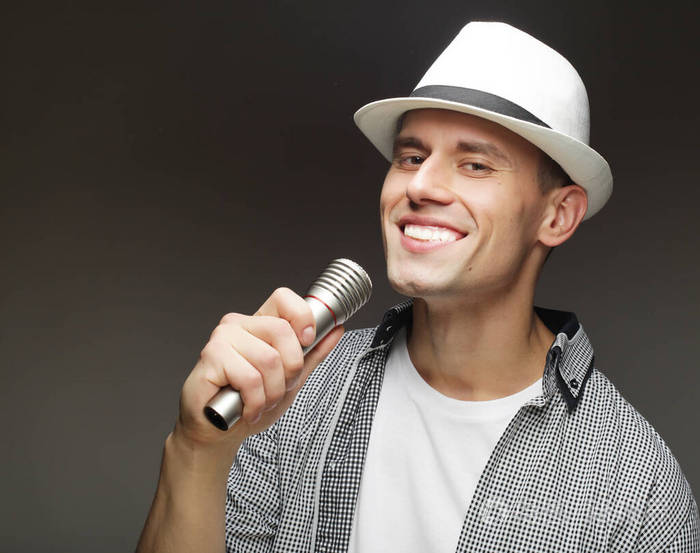 带麦克风的年轻歌手