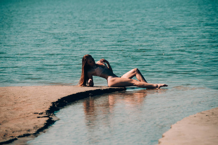 女人 女孩 求助 泳装 身体 海滩 旅行 泳衣 日光浴 美女
