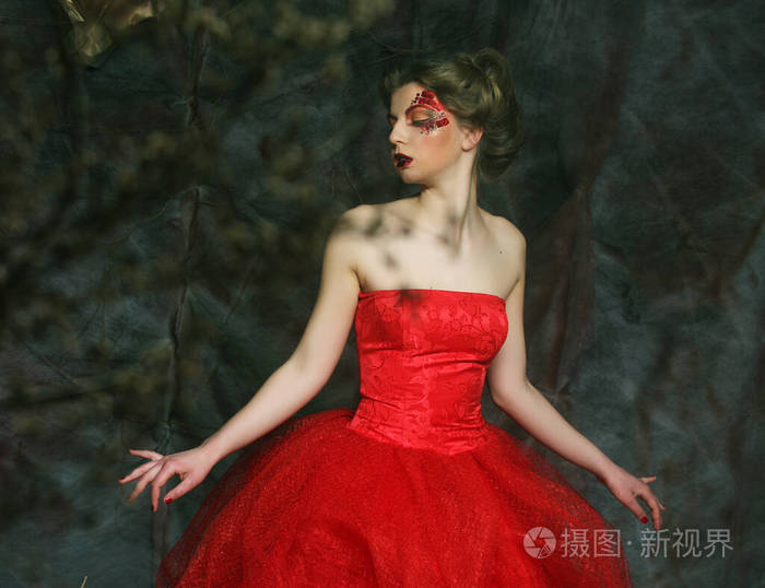 一位穿着中世纪服装的漂亮女人的肖像as中枪