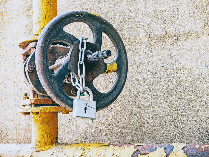 黄管上带锁和链条的圆形水阀