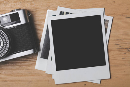 复古相机与空白即时相框图片